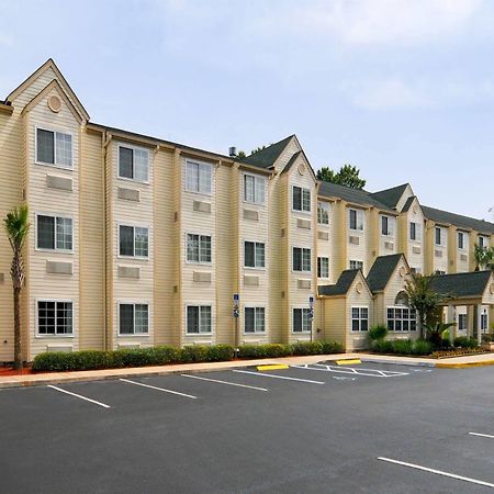 Hometown Inn & Suites Jacksonville Butler Blvd./Southpoint Exterior photo
