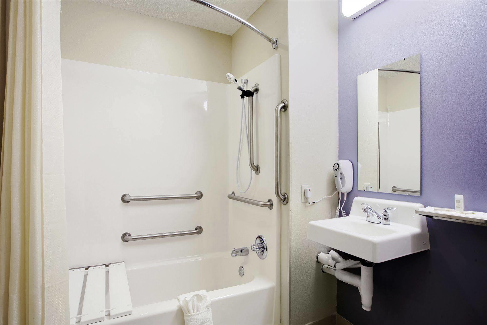 Hometown Inn & Suites Jacksonville Butler Blvd./Southpoint Room photo