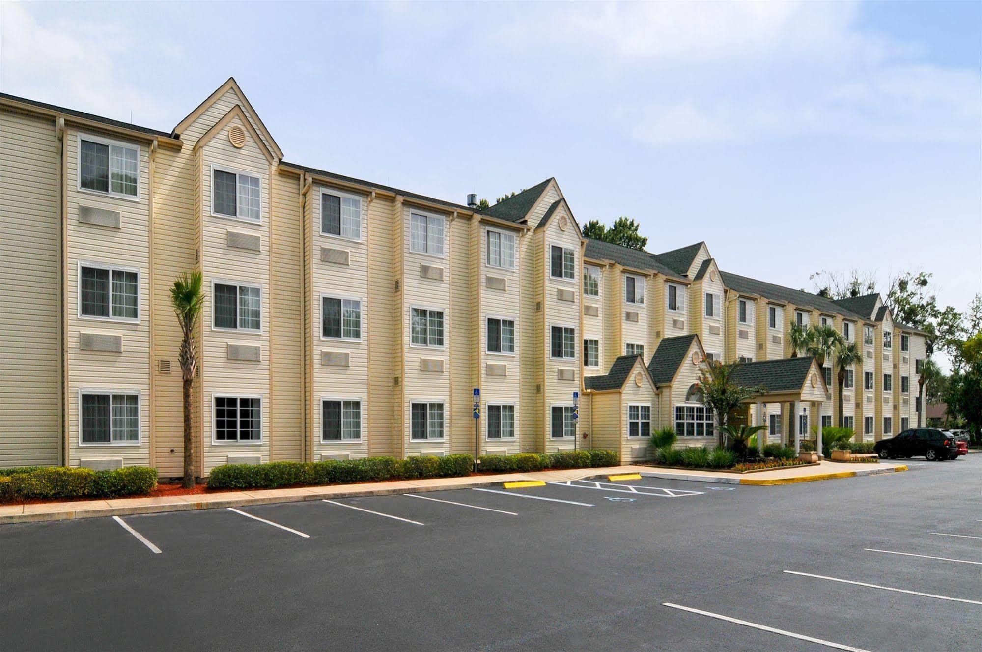 Hometown Inn & Suites Jacksonville Butler Blvd./Southpoint Exterior photo